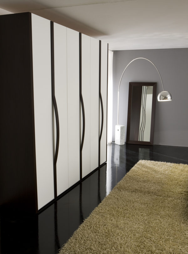 Arredamento di interni con armadio Veneta Mobili e lampada di design